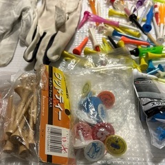 ⛳️🌈【ゴルフ用品いろいろまとめてセット！】🌈⛳️ ＼ゴルフボール82個＋手袋15枚＋小物たっぷり！全部まとめて300円♪／の画像