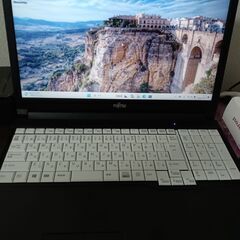 富士通 高年式高性能10世代Corei5　4コア8スレッド　メモリ8G 高速SSD搭載メモリ大容　 大画面15.6インチ　Wifi対応　　カメラ内蔵　Windows11の画像