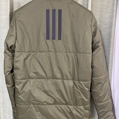 アディダス：メンズ：パデッドジャケット Mサイズ  adidas ダウンジャケット ブルゾン アディダス ジャケット 中綿 カーキの画像