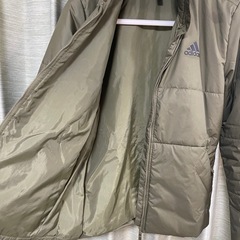 アディダス：メンズ：パデッドジャケット Mサイズ  adidas ダウンジャケット ブルゾン アディダス ジャケット 中綿 カーキの画像