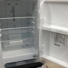 冷蔵庫【配達無料お届け設置出来ます💫都内近郊🚚】✨人気のHisense製❄️自動霜取り機能付❄️✨除菌クリーニング済の極美品✨他にも冷蔵庫.洗濯機.電子レンジ.オーブン電子レンジ.炊飯器.テーブル&椅子.机&チェアー.ベット&マットレス.ドレッサーなど多種多様な美品が有ります✨お気軽にお問い合わせ下さい💫の画像
