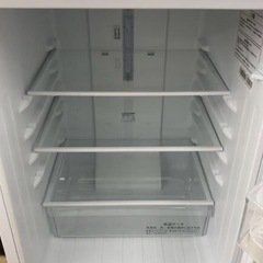 冷蔵庫【配達無料お届け設置出来ます💫都内近郊🚚】✨人気のHisense製❄️自動霜取り機能付❄️✨除菌クリーニング済の極美品✨他にも冷蔵庫.洗濯機.電子レンジ.オーブン電子レンジ.炊飯器.テーブル&椅子.机&チェアー.ベット&マットレス.ドレッサーなど多種多様な美品が有ります✨お気軽にお問い合わせ下さい💫の画像