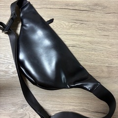 ESSENTIALS ボディバッグ ブラックの画像