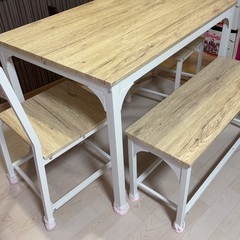 ダイニングテーブルの画像