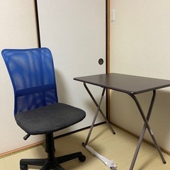 テーブルと椅子セットの画像