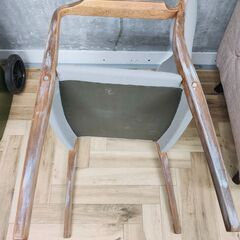 JR大久保駅徒歩3分）撮影用などに。アンティーク加工をした木製チェアの画像