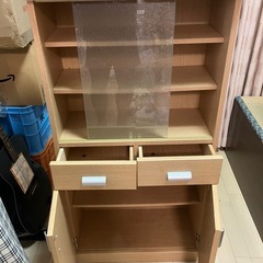 食器棚（カラーボックス素材です、引戸はガラス）の画像