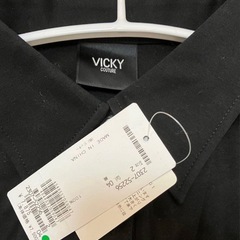 【新品タグ付き】VICKY 黒 ボタン付き 半袖シャツの画像