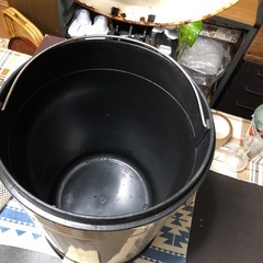 ペダル式ゴミ箱の画像
