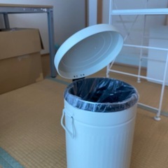 ペダル開閉ゴミ箱やの画像