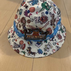 Toy Story ManiaデザインのバケットハットとOUTDOORのネイビーバケットハットのセット。 の画像