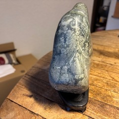 梅花石（鑑賞石） 黒色の台座付きの画像