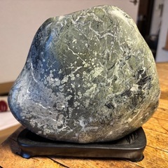 梅花石（鑑賞石） 黒色の台座付きの画像