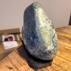 梅花石（鑑賞石） 黒色の台座付きの画像