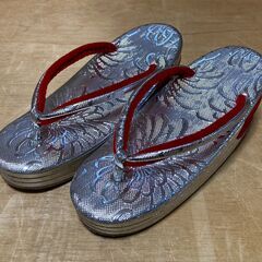 【中古/長期保管品/お引取限定】■七五三祝いなどのお祝い事用女児草履■銀色■幅75㎝×長さ205㎝■箱付き■の画像
