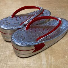 【中古/長期保管品/お引取限定】■七五三祝いなどのお祝い事用女児草履■銀色■幅75㎝×長さ205㎝■箱付き■の画像