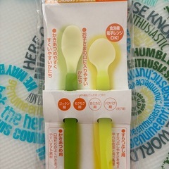 西松屋の食事エプロン、コンビの離乳食スプーンお譲りします。。の画像