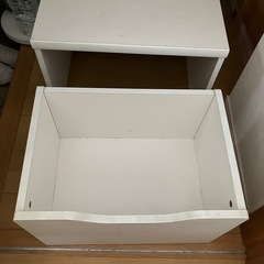 小さな机付き収納家具の画像