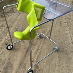 障がい児 歩行器の画像