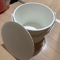 蓋付きバケツの画像