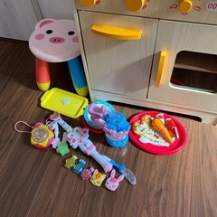 おままごとキッチン、プリキュアステッキ、ぶたさん椅子等の画像