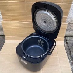 【稼働品】アイリスオーヤマジャー炊飯器　RC-MA50AZ-Bの画像
