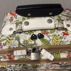 スーツケース　花柄　鍵付きの画像