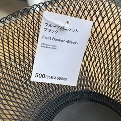 アクセサリースタンドとフルーツバスケットの画像