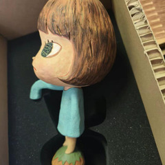 奈良美智「HAND SEARCHING」限定フィギュアの画像