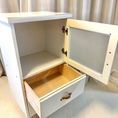 白い棚　扉付き　キャビネット　引き出しの画像