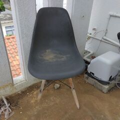 イス4脚とテーブルの画像