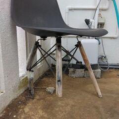 イス4脚とテーブルの画像