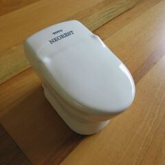 ☆☆　TOTO　NEOREST　トイレ型　貯金箱　　陶器製　　☆☆の画像