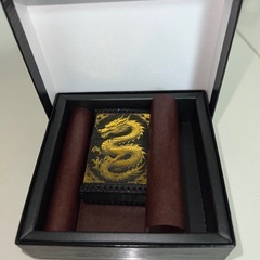 新品の金色ドラゴン模様ライター カバーと中古の本体のセットの画像