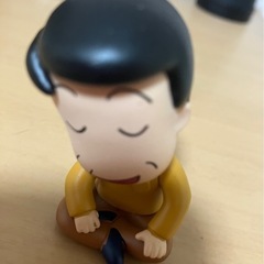 丸子のお父さんひろしさんの座っているフィギュアの画像
