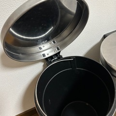 【無料】ゴミ箱2個の画像