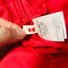 赤いフリル付きダウンベストリバーシブルの画像
