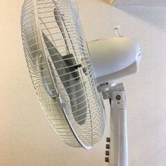 メタルラック棒の先に付けられる。扇風機の画像