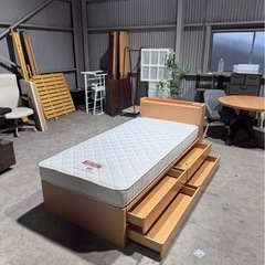 💥激安💥❗️配送•設置🉑❗️♻️処分撤去♻️大量収納付きシングルベッド　コンセント付きの画像