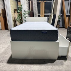 💥激安💥❗️配送•設置🉑❗️♻️処分撤去♻️大量収納付き　ホワイト　ニトリNITORIシングルベッド　マットレスセット　コンセント付きの画像