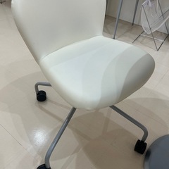 キャスター付きホワイトチェアの画像