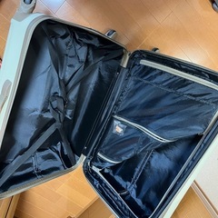 キャリーケース　車輪がたつきあり　動きますの画像