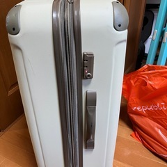 キャリーケース　車輪がたつきあり　動きますの画像
