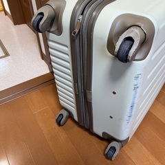 キャリーケース　車輪がたつきあり　動きますの画像