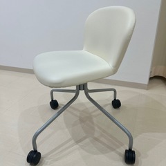 キャスター付きホワイトチェアの画像