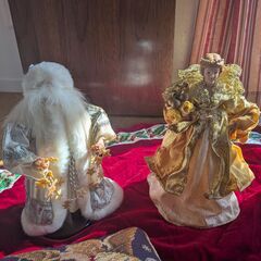 （アメリカ購入）ヴィンテージクリスマスミニクッション2点＆サンタと天使の置物＆ツリースカート（直径120㎝）の画像