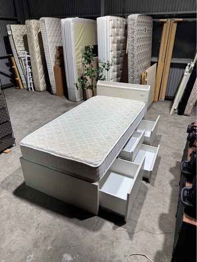 ❗️り様専用　引取中❗️　大量収納付きニトリ　シングルベッド　マットレスセット　コンセント付き　ホワイト