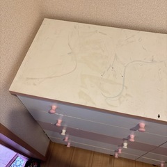 ピンクとホワイトのチェスト/タンス/引き出し収納の画像