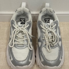 【10/20まで✨】FILA 厚底スニーカー Mサイズ／シルバー×ホワイト 小山市内受け渡し👟の画像