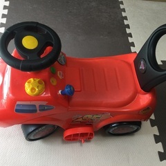 カーズ　マックィーン　電動乗用玩具　足蹴り　2way　トイザらスの画像